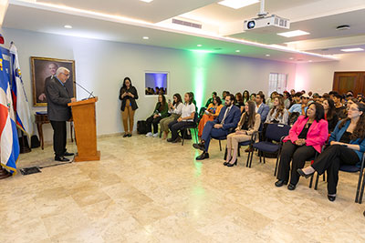 Rector da discurso frente a estudiantes, invitados y autoridades de la universidad