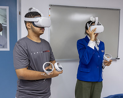 Dos jóvenes estudiantes utilizando dispositivos de realidad virtual