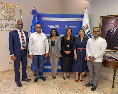 Autoridades del sector registral y catastral junto a autoridades representantes de la universidad APEC posan para la cámara