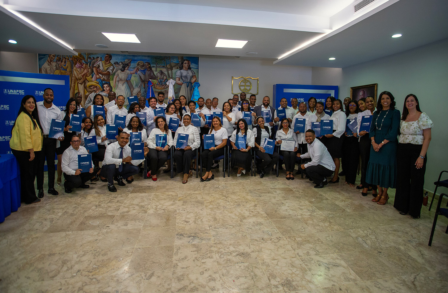 Maestros posan mostrando sus certificaciones acompañados por representantes de la Escuela de Idiomas de la Universidad APEC