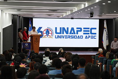 La decana de estudiantes, Lic. Raysa Pérez, da discurso de bienvenida a estudiantes