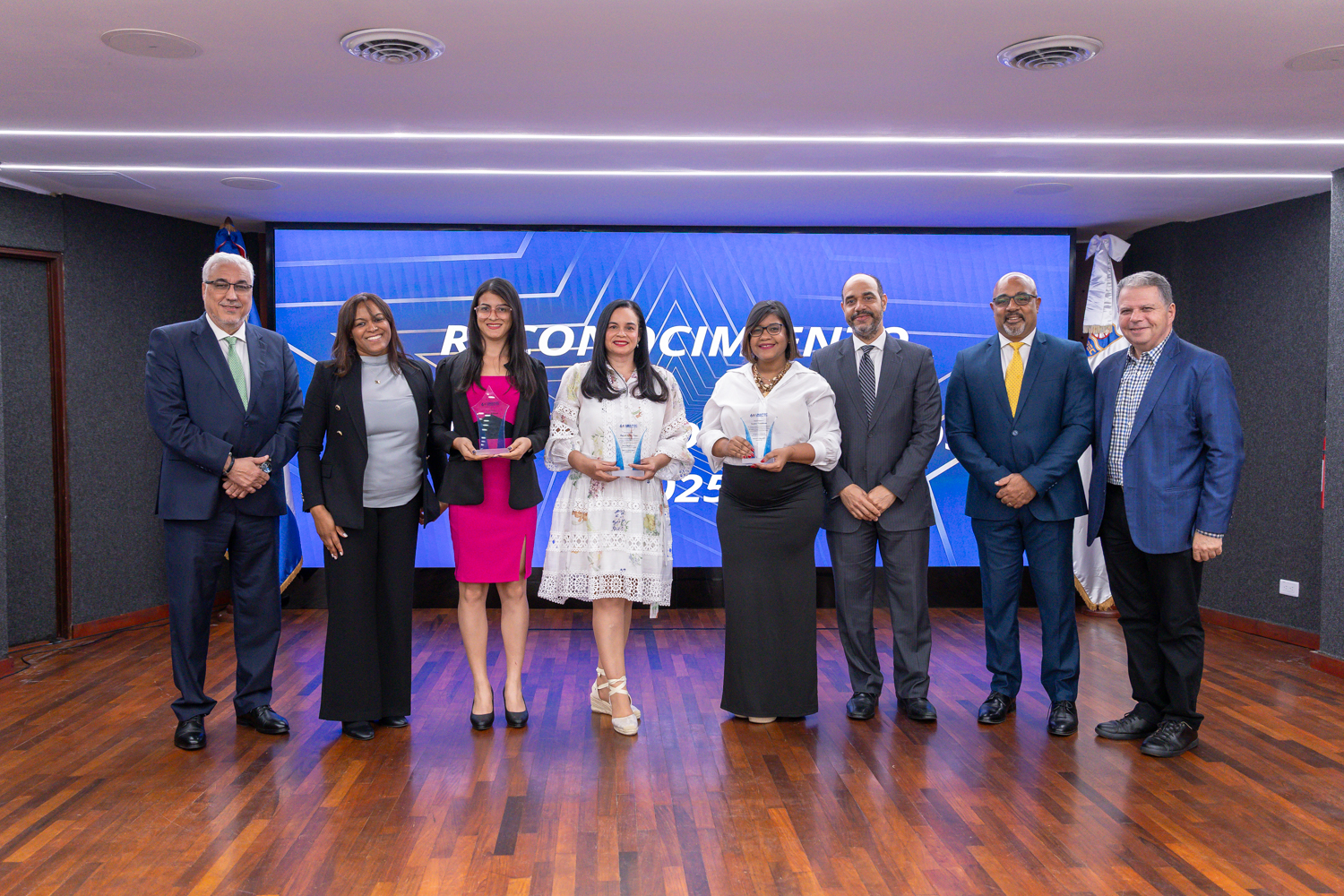 La decana de estudiantes, Lic. Raysa Pérez, da discurso de bienvenida a estudiantes