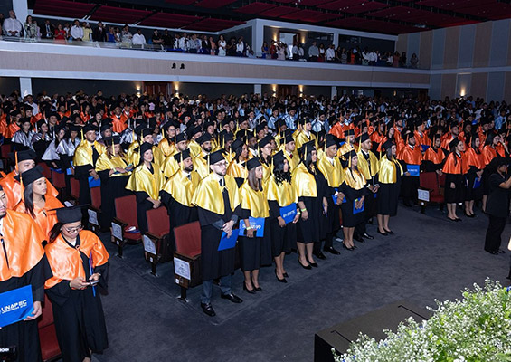 La decana de estudiantes, Lic. Raysa Pérez, da discurso de bienvenida a estudiantes