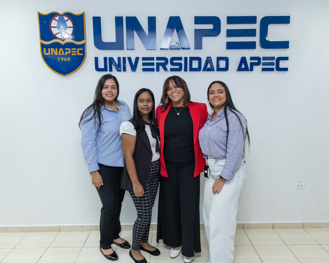 La decana de estudiantes, Lic. Raysa Pérez, da discurso de bienvenida a estudiantes