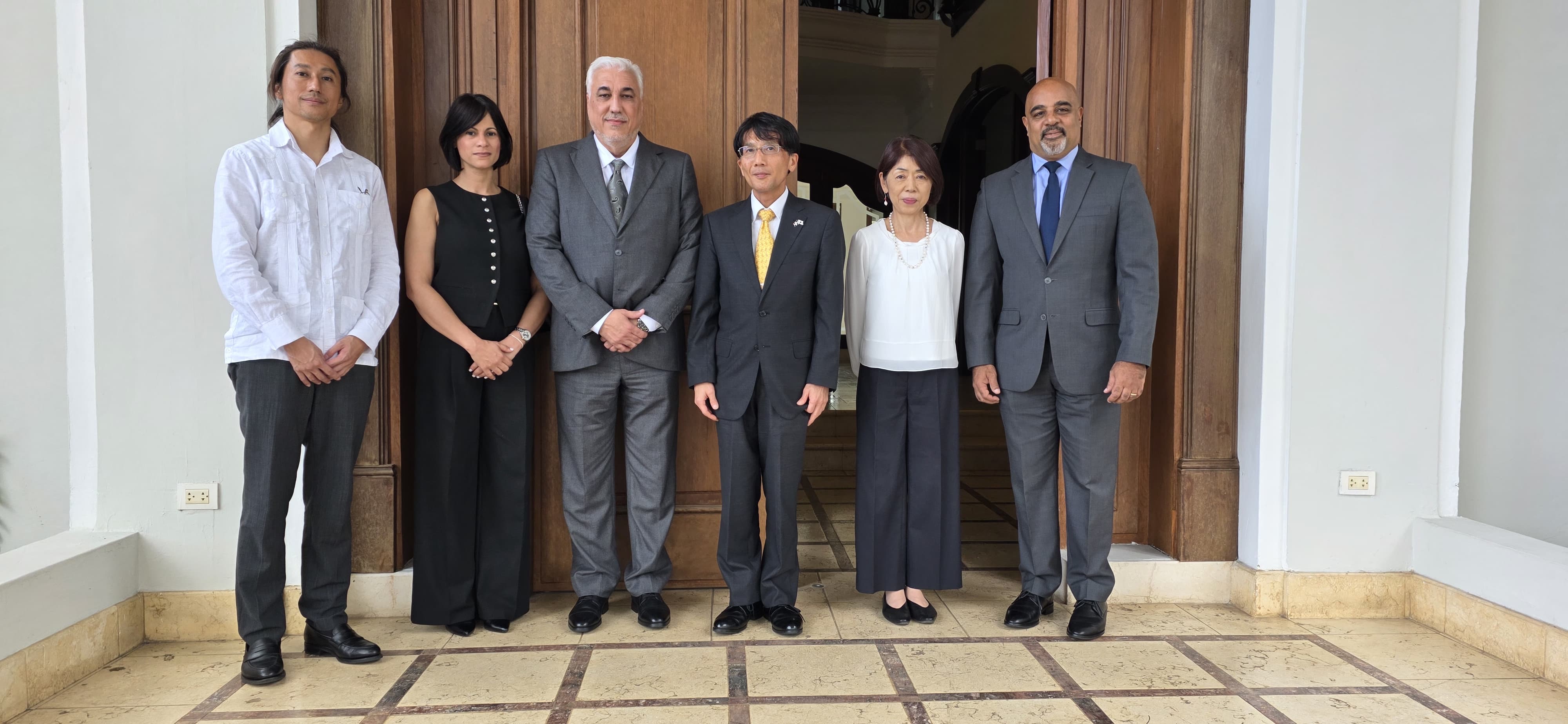 La decana de estudiantes, Lic. Raysa Pérez, da discurso de bienvenida a estudiantes